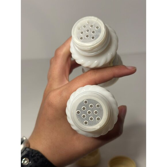 VTG Milk Glass Salt & Pepper Shakers Hazel Atlas Circa 1950s Mid Century Retro - Picture 6 of 7